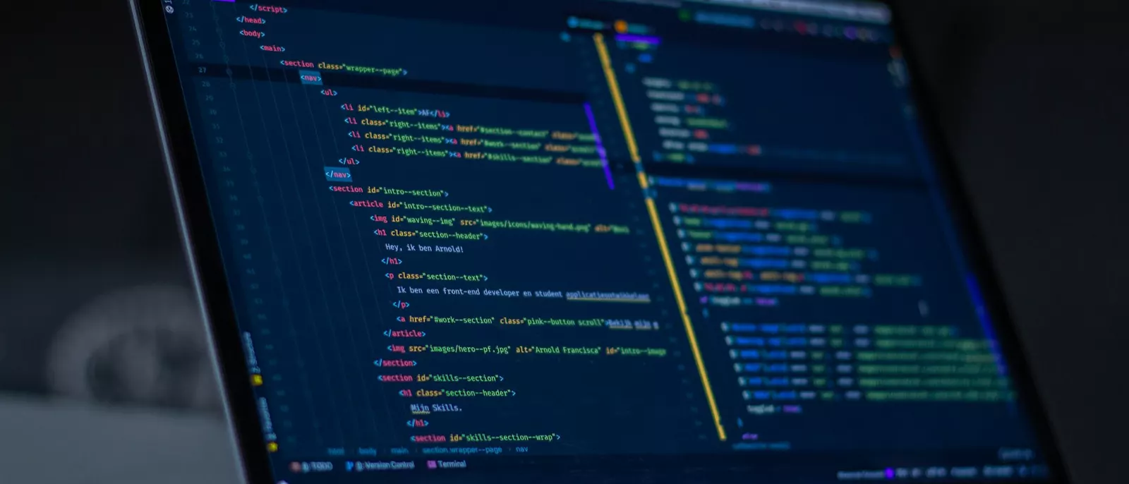 Kod strony internetowej na ekranie laptopa